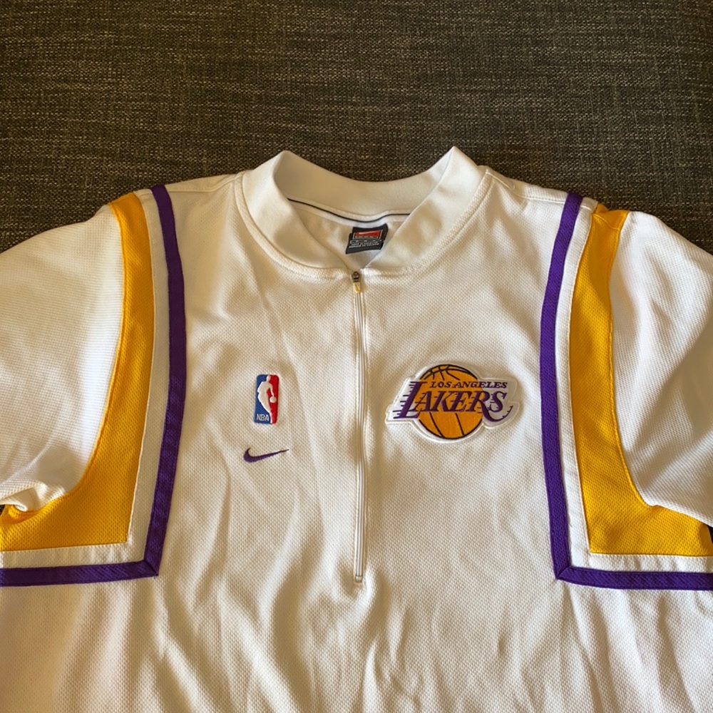 Vintage Los Angeles Lakers Warm Up From the Kobe Years